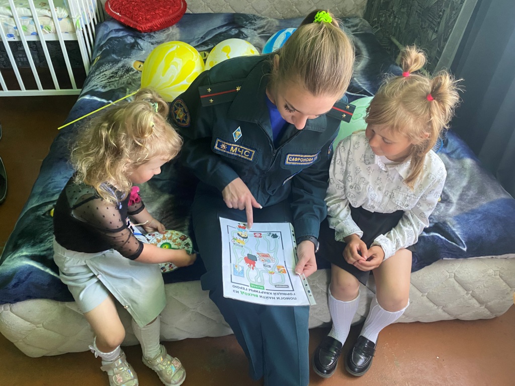 Спасатели Могилевской области посещают многодетные и опекунские семьи
