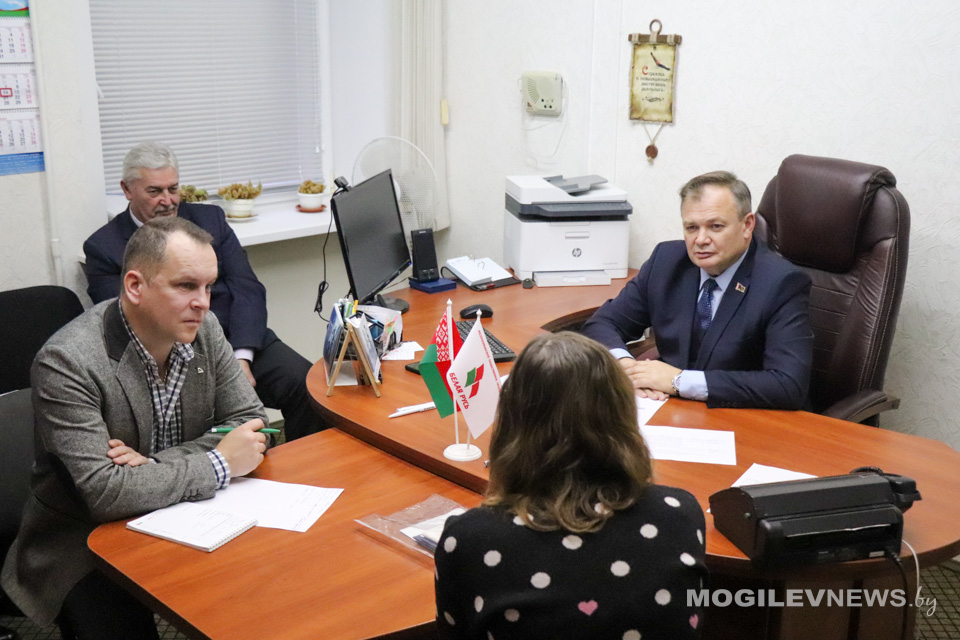 Прием граждан в общественной приемной «Белой Руси» провел Владимир Гацко. Фото