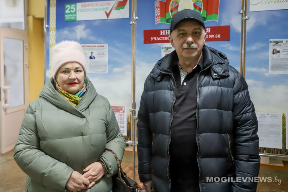 Супруги Валентина и Игорь Краверские пришли на избирательный участок, чтобы выразить свою гражданскую позицию.