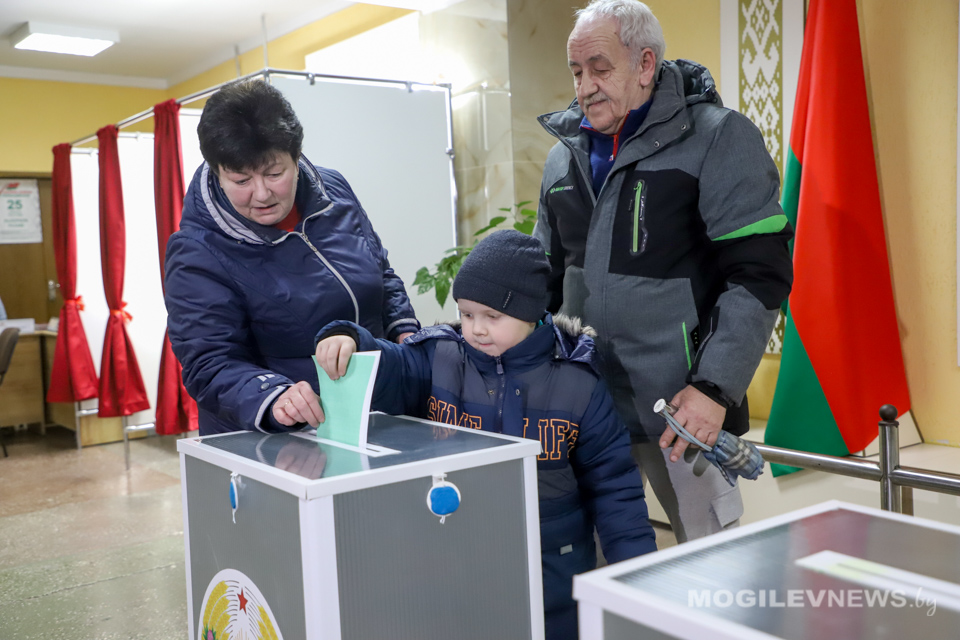 Могилевчане Лариса и Николай Козловские пришли на участок для голосования с внуком Ярославом.