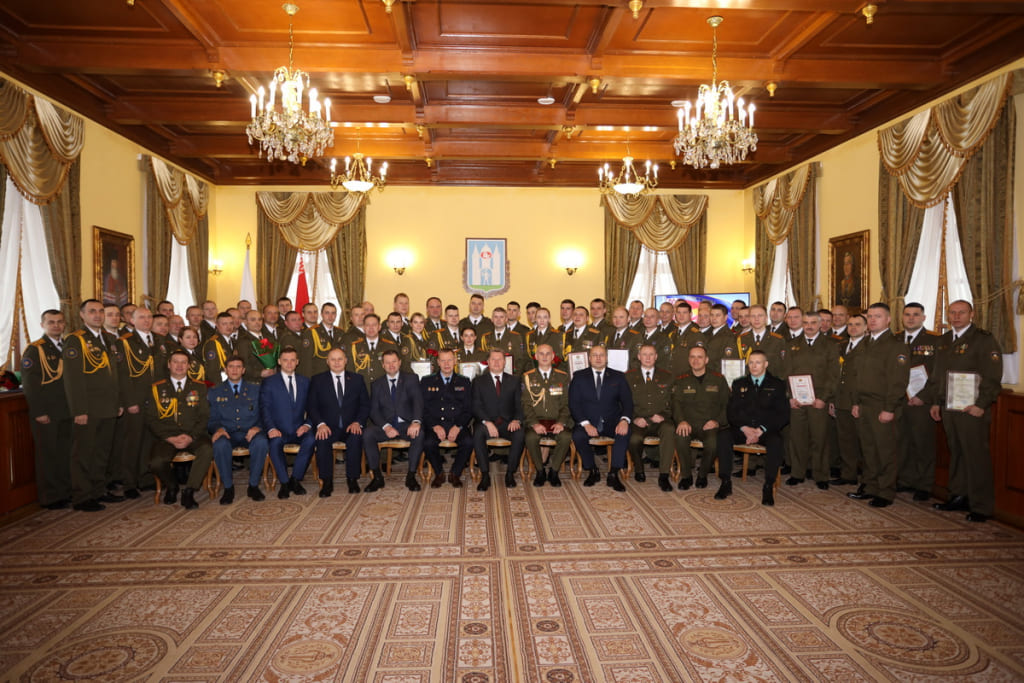 Лучших могилевских спасателей наградили в городской Ратуше