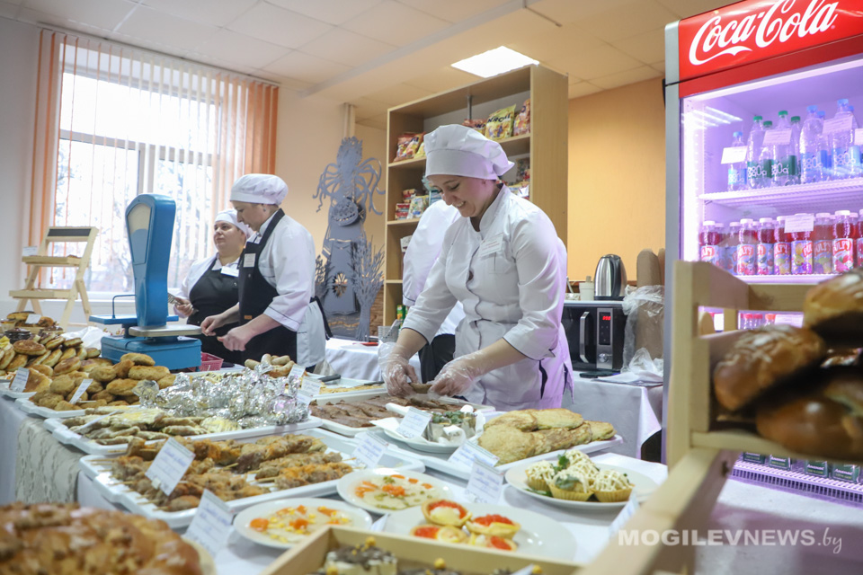 Выпечка, кондитерские и колбасные изделия на любой вкус: что предлагают избирателям на участках для голосования. Фото