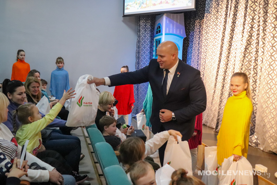 В Могилеве прошел новогодний праздник для детей членов партии «Белая Русь».  Фото