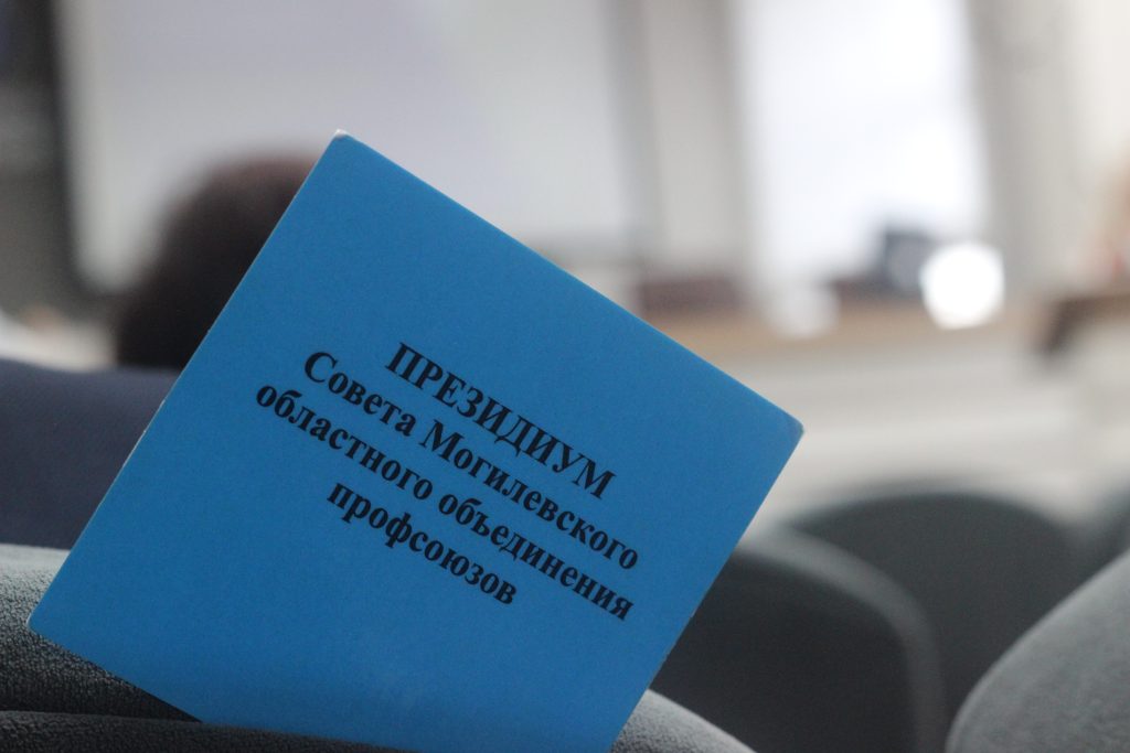 Более половины обращений к инспекторам труда касались правовых вопросов