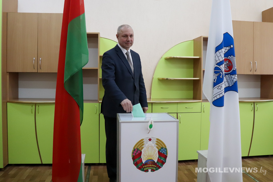 За уверенность в завтрашнем дне. Могилевчане активно принимают участие в голосовании. Фото