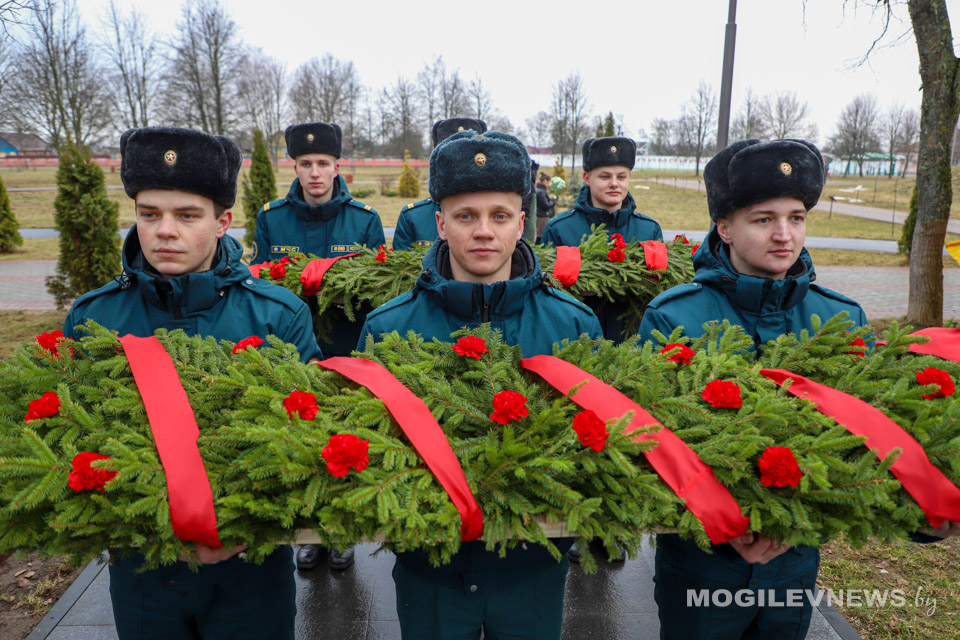 Участники торжественной церемонии открытия культурной столицы Беларуси почтили память погибших в годы Великой Отечественной войны. Фото