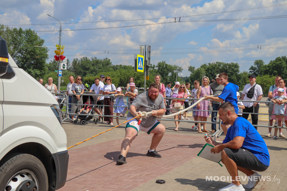Самого сильного могилевчанина определили в областном центре на День города. Фото