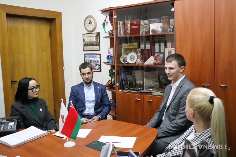 Бесплатное консультирование граждан проходит в общественной приемной областной организации РОО «Белая Русь». Фото