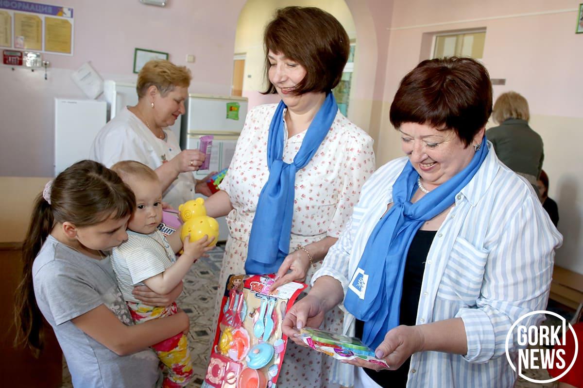 Пациенты и работники Горецкой ЦРБ получили подарки от представителей райисполкома