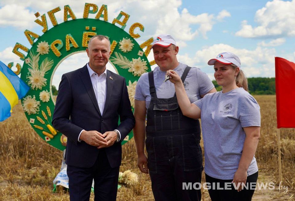 Народным обрядом «Зажинки» дан старт уборочной кампании в ОАО «Привольный агро» Славгородского района. Фото