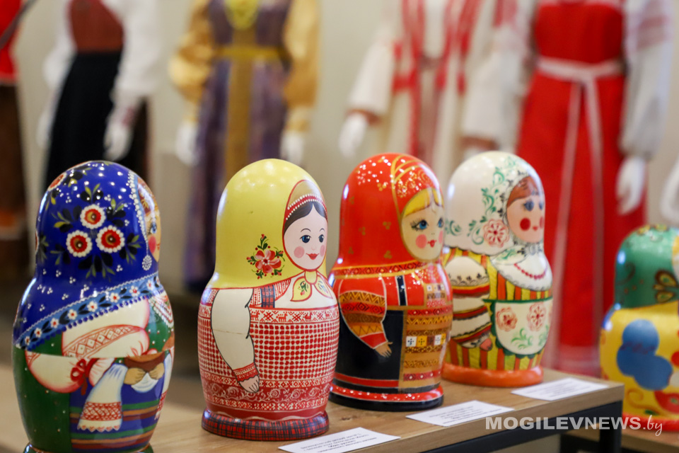 Выставочные проекты «Путешествие матрешки» и «Красота и традиции народного костюма» презентовали в Белыничах. Фото
