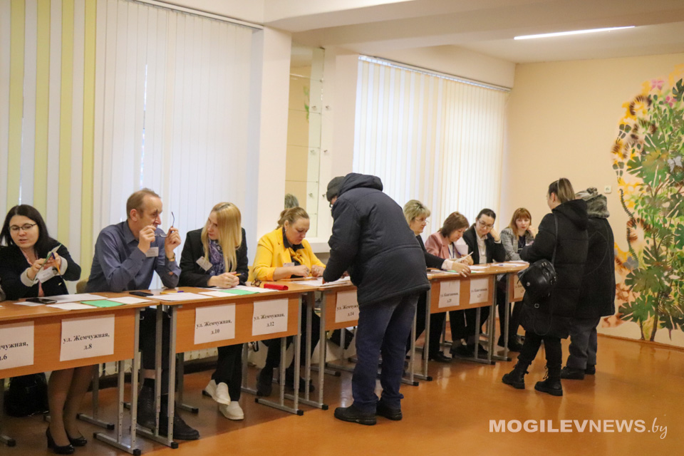 Четыре участка в одном здании. Как проходит голосование. Фото