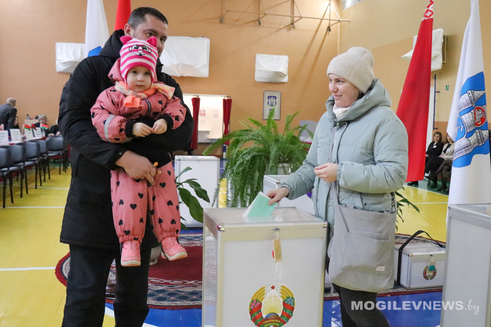 На избирательные участки приходят семьями. Фото