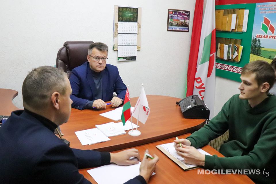 Бесплатное консультирование граждан проходит в общественной приемной областной организации РОО «Белая Русь». Фото