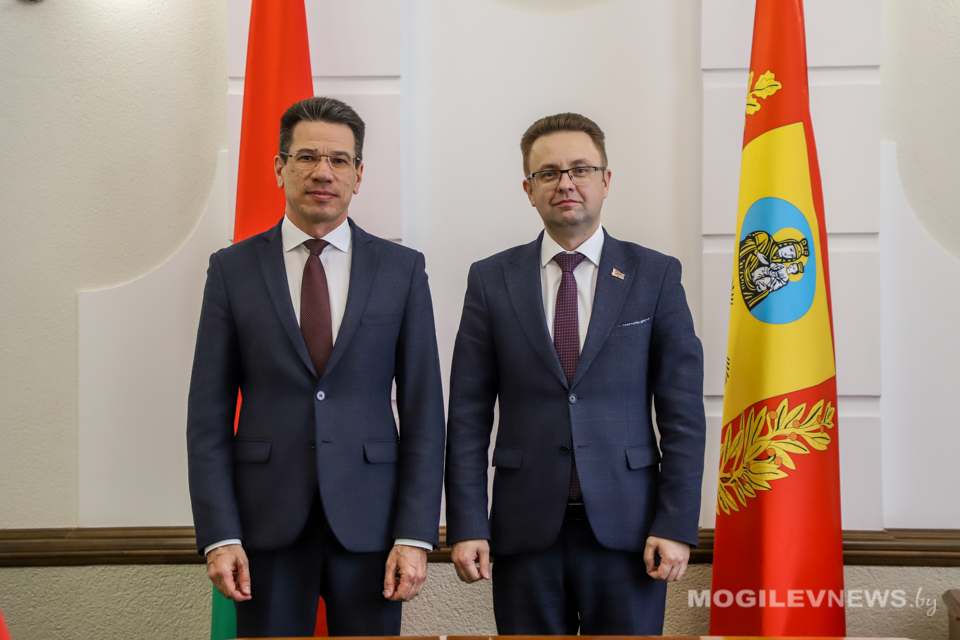 Заместитель председателя облисполкома Руслан Страхар встретился с министром внешних связей Астраханской области Владимиром Головковым. Фото