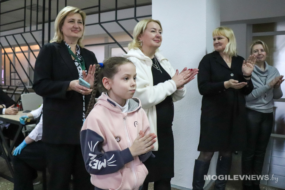 Песнями и танцами встречают избирателей в Могилеве. Фото