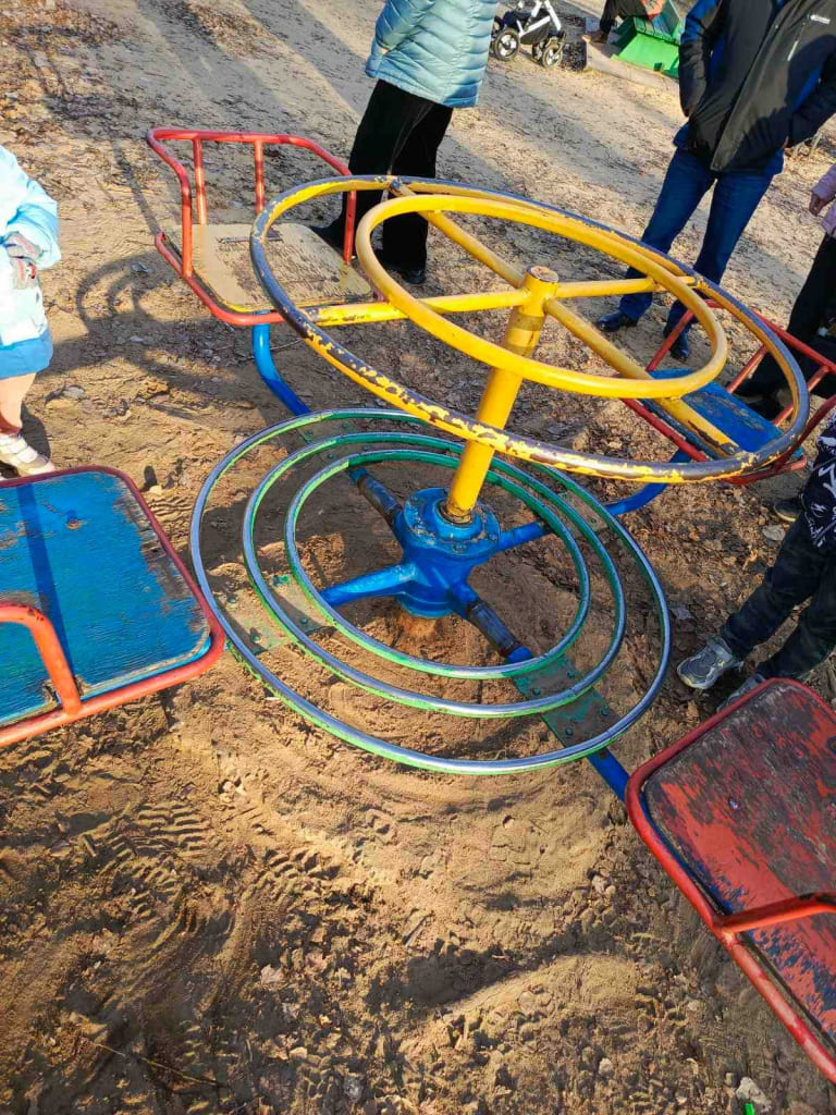 В Осиповичах нога ребенка застряла в карусели