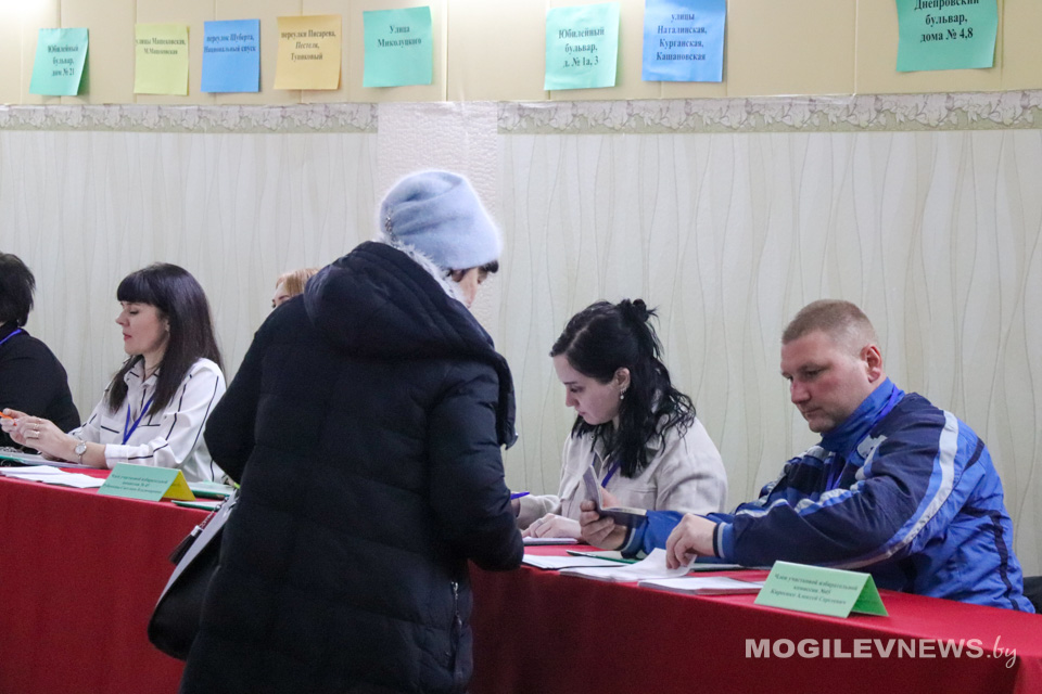 Председатель избирательного участка № 45 г. Могилева отмечает высокую явку жителей областного центра. Фото
