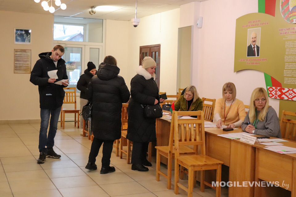 Высокая явка избирателей отмечена на участке № 19 в Могилеве. Фото