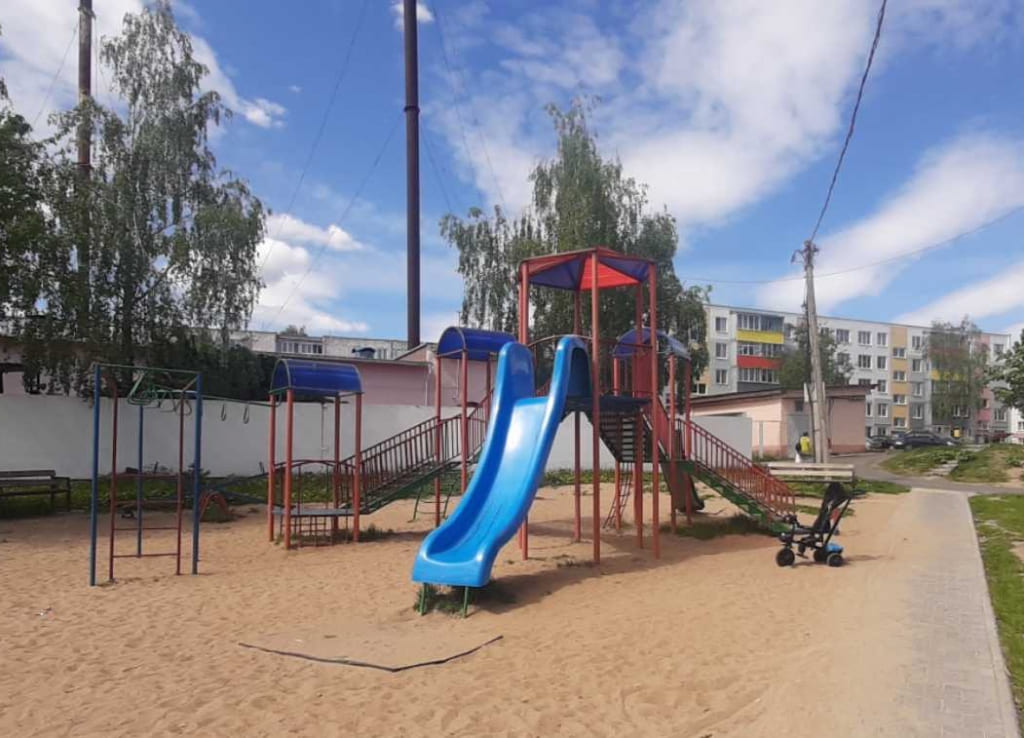 В Славгороде нога ребенка застряла в ограждении: помогли спасатели