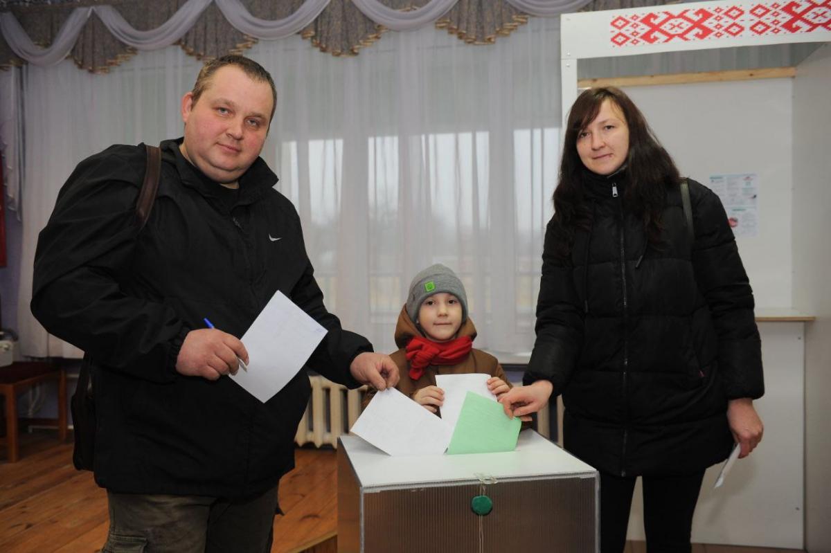 В Бобруйском районе на Каменском участке для голосования выборы проходят активно. Фото