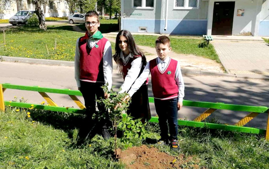 Жители Климовичского района участвуют в областной акции «И зацветет сирень 45-го»