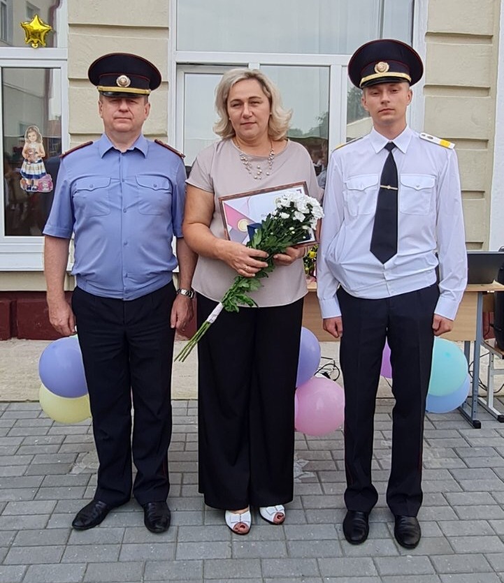 Сотрудник Департамента охраны передал Могилевской специальной школе №2 сертификат на 500 рублей. Фото