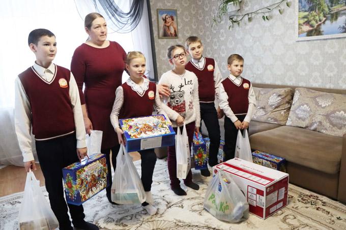 Представители облсуда и местной вертикали власти исполнили мечты воспитанников детского дома из аг. Рязанцы