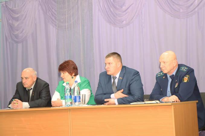 Дороги, гражданские кладбища и аварийные деревья: в агрогородке Мазолово Мстиславского района прошла встреча населения с представителями власти
