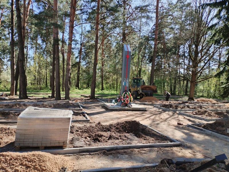 В Бобруйске началась реконструкция братской могилы воинов и партизан