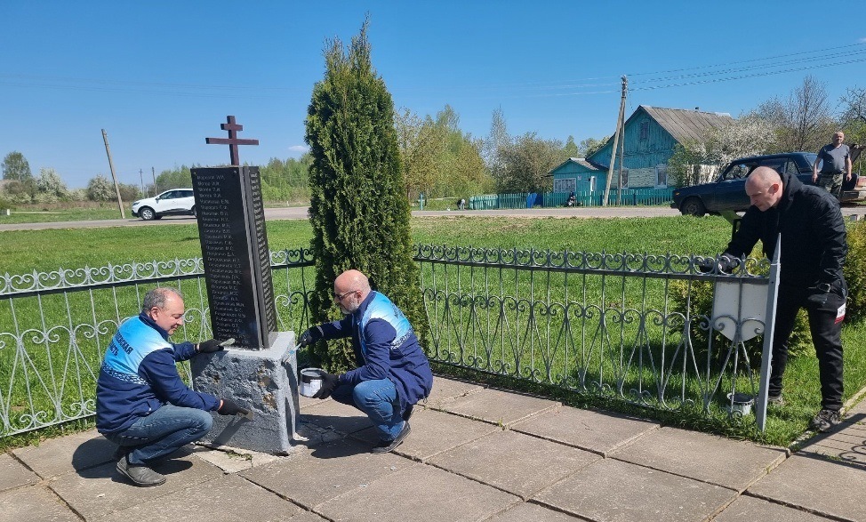 Могилевский профсоюз здравоохранения принял участие в акции по благоустройству мест воинских захоронений в Круглянском районе