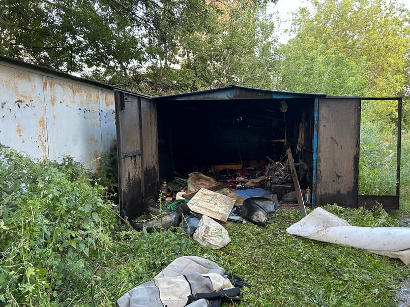 На улице Космонавтов в Могилёве горел гараж, рассматривая версия причины - поджог