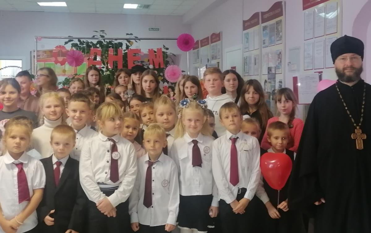 Большое внимание духовно-нравственному просвещению учащихся уделяют в чаусской СШ №1. Фото