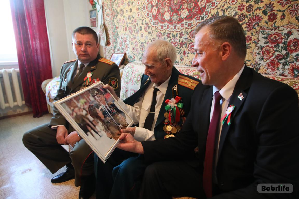 Ветерана Бориса Музалевского поздравили с 9 Мая