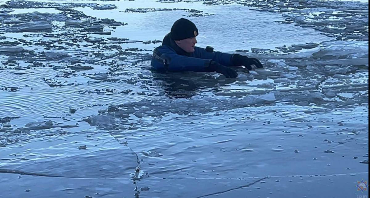 Спасатели провели учения на зимнем водоеме