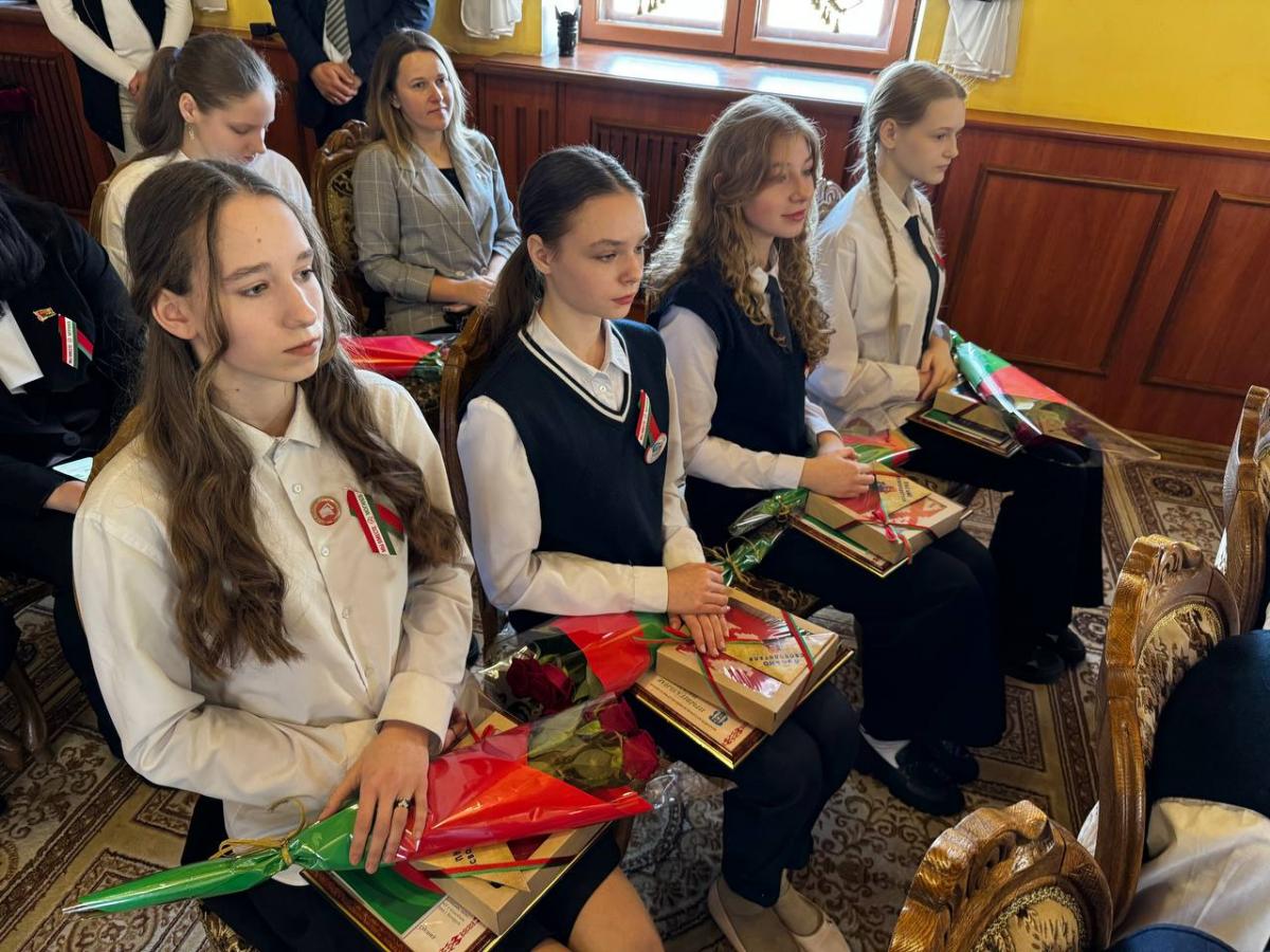 Лучшим школьникам Могилёва вручили паспорта в День Конституции Республики Беларусь