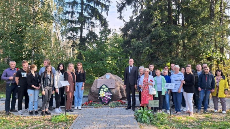 Молодежь и ветераны ЖКХ возложили цветы к месту массового захоронения мирных жителей в годы ВОВ в Могилеве