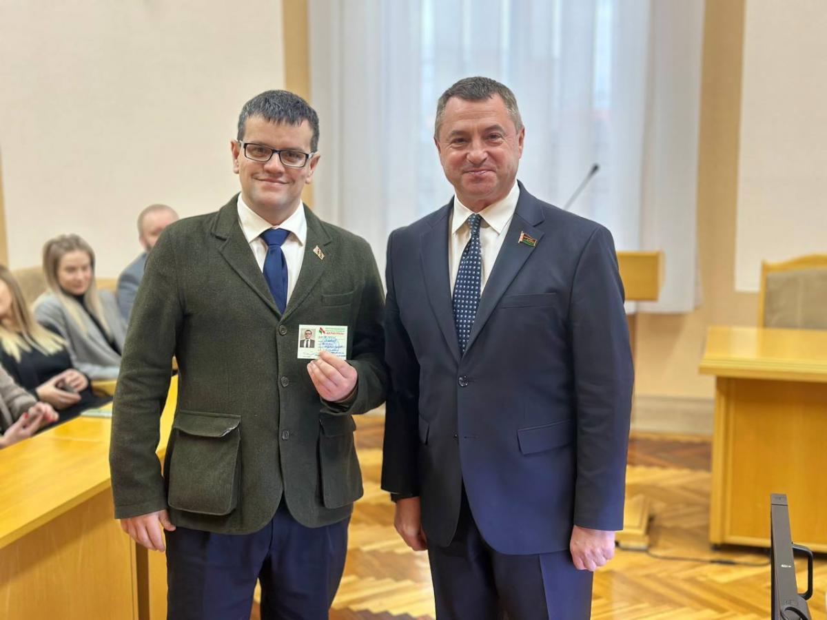 Александр Горошкин вручил членские билеты РОО «Белая Русь» работникам комитета экономики Могилевского облисполкома