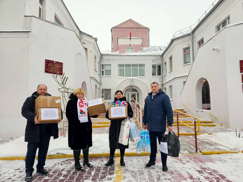 Воспитанники Могилевского специализированного Дома ребенка принимали подарки от коллектива филиала ОАО «БЕЛАЗ»