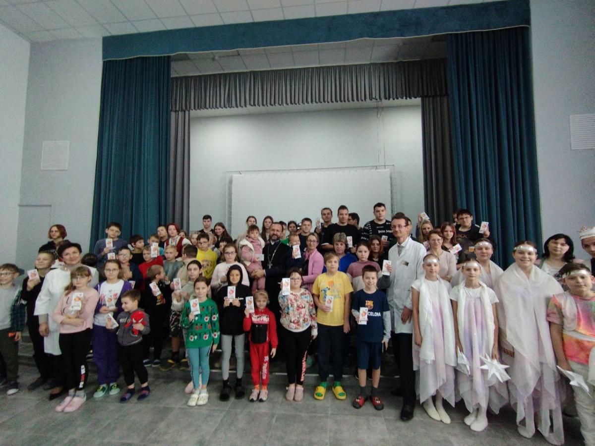 МОДБ посетили с подарками священник и ученики Вейнянской СШ