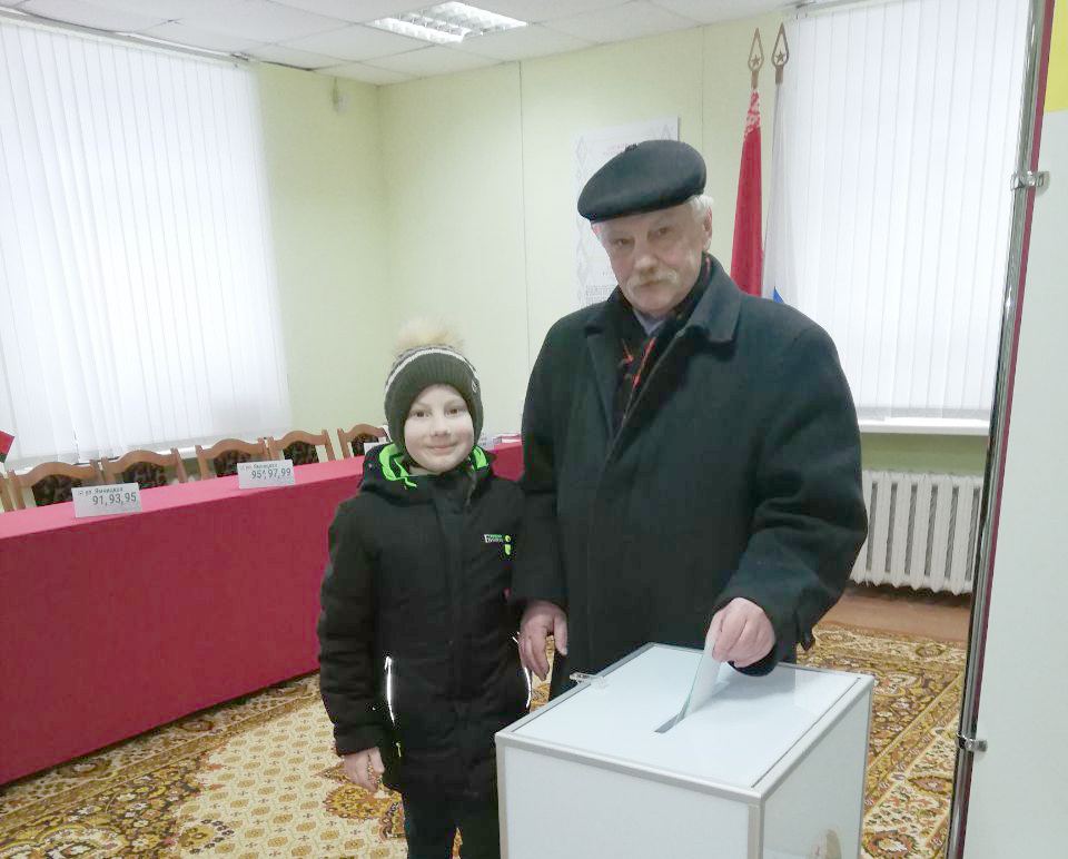 Писатели Могилевщины активно голосуют досрочно за светлое будущее  своей страны