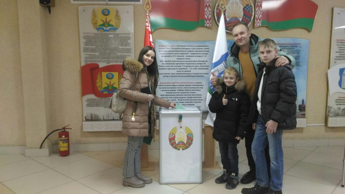 Артист Павел Любченко: "Ходить на избирательный участок с семьей - это наша давняя семейная традиция"