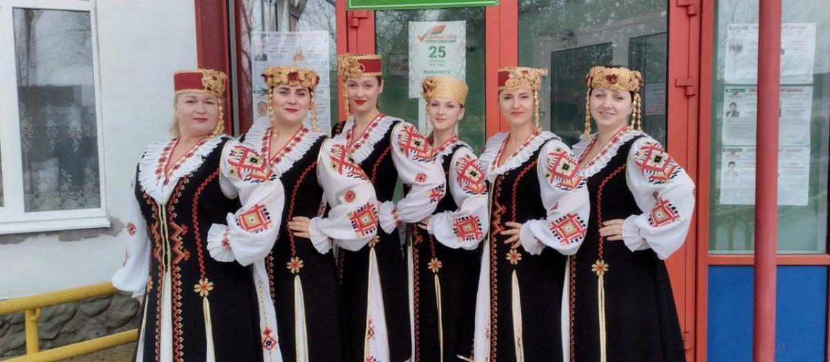 На участках для голосования проходят  концертные программы