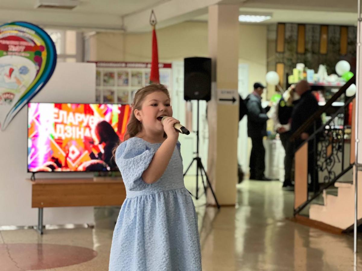 Концерт, посвященный Единому дню голосования, проходит в могилевской средней школе №37