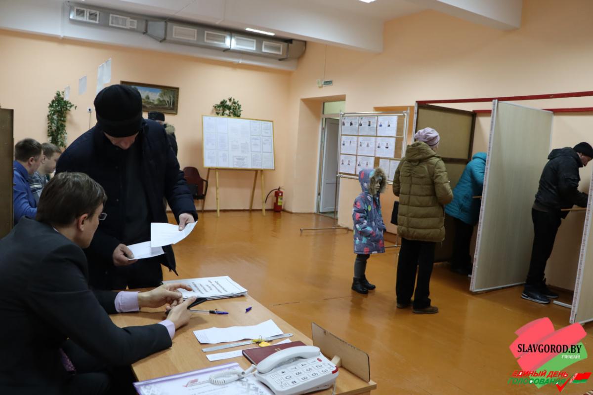 В Славгороде на участке для голосования №1 граждане активно участвуют в выборах