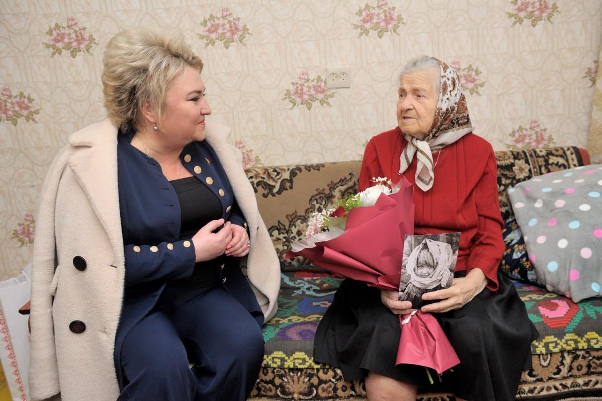 Бывшую малолетнюю узницу нацистского лагеря смерти Веру Солонович навестили в Бобруйске