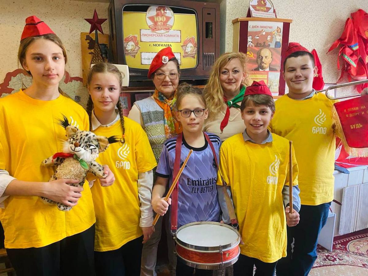 Театральные этюды, танцы и песни: пионеры встретились с руководителем народного театра