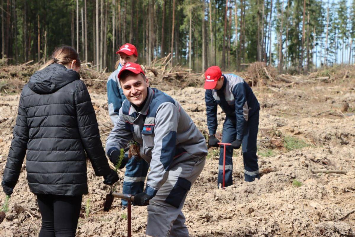 Акция «#80_мирных лет»: работники Могилеоблгаз благоустроили обелиск в д. Старые Чемоданы