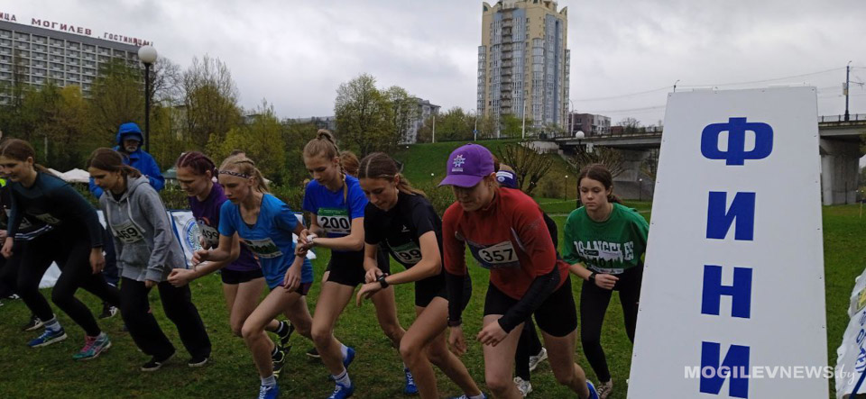 Более 200 спортсменов участвуют в соревнованиях по легкоатлетическому кроссу в Могилеве