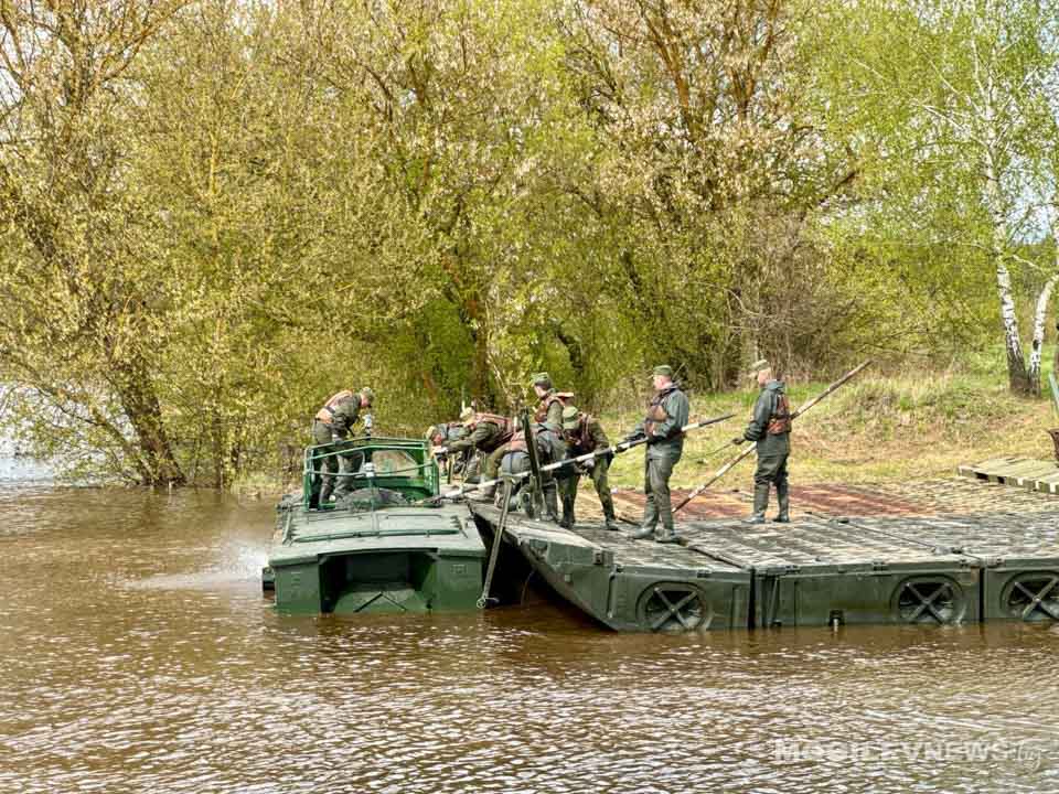Понтонную переправу через Днепр возводят военнослужащие 188-й гвардейской инженерной бригады